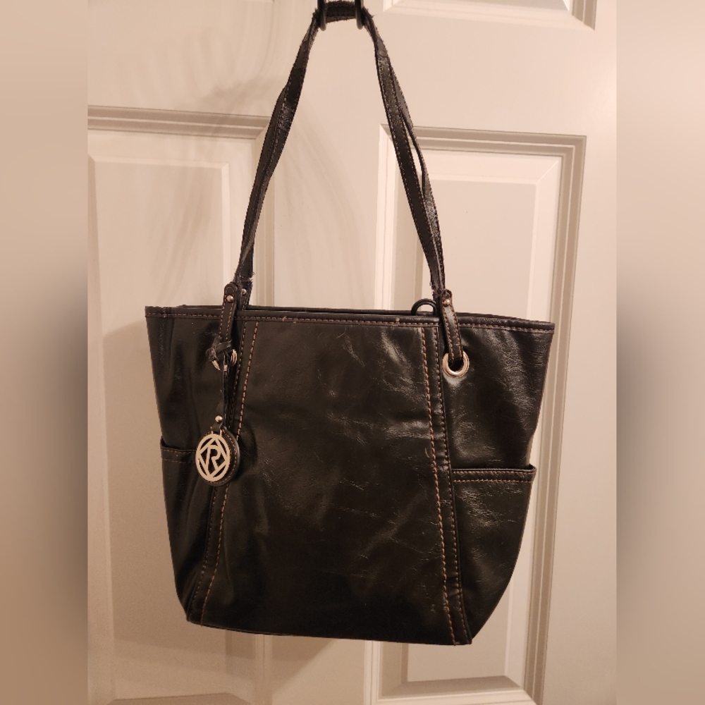 Relic black faux leather purse.